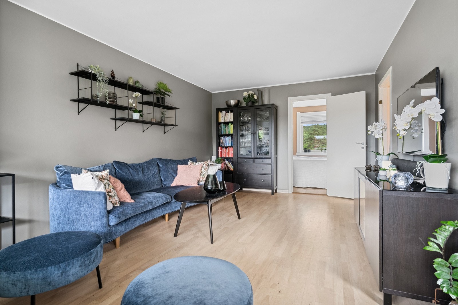 Stue. Parkett i alle oppholdsrom Galleribilde