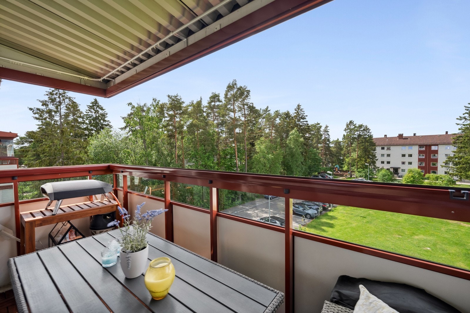 Sydvestvendt og innglasset balkong med svært gode solforhold Galleribilde