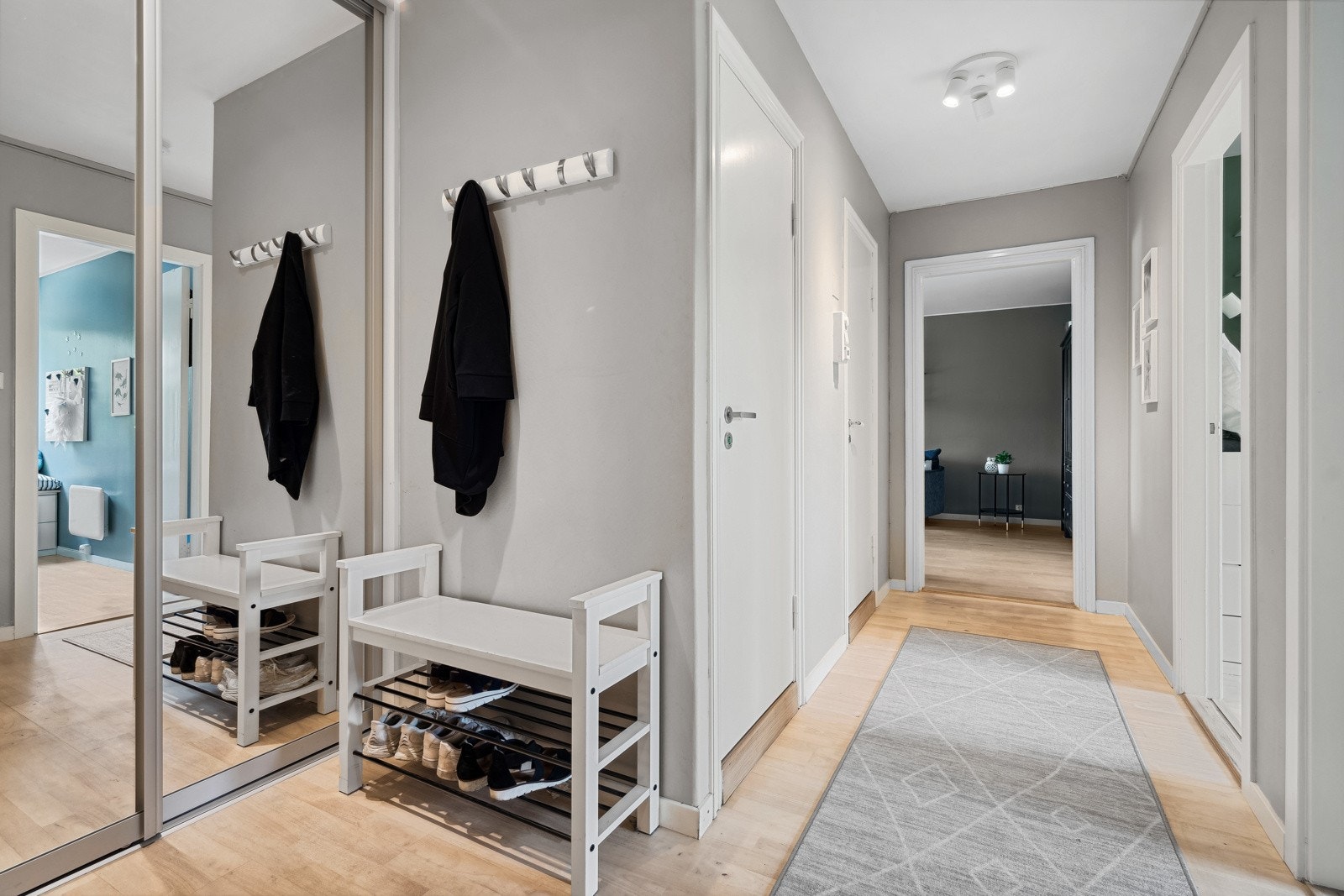 Gang med god plass for yttertøy og sko Galleribilde