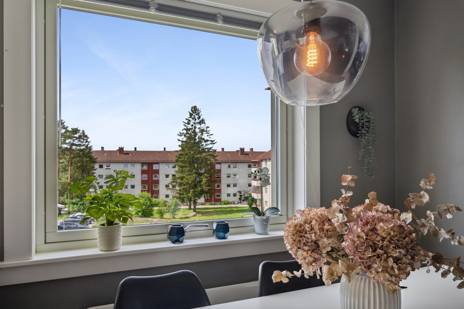 Lyst og trivelig kjøkken med hyggelig utsyn Galleribilde