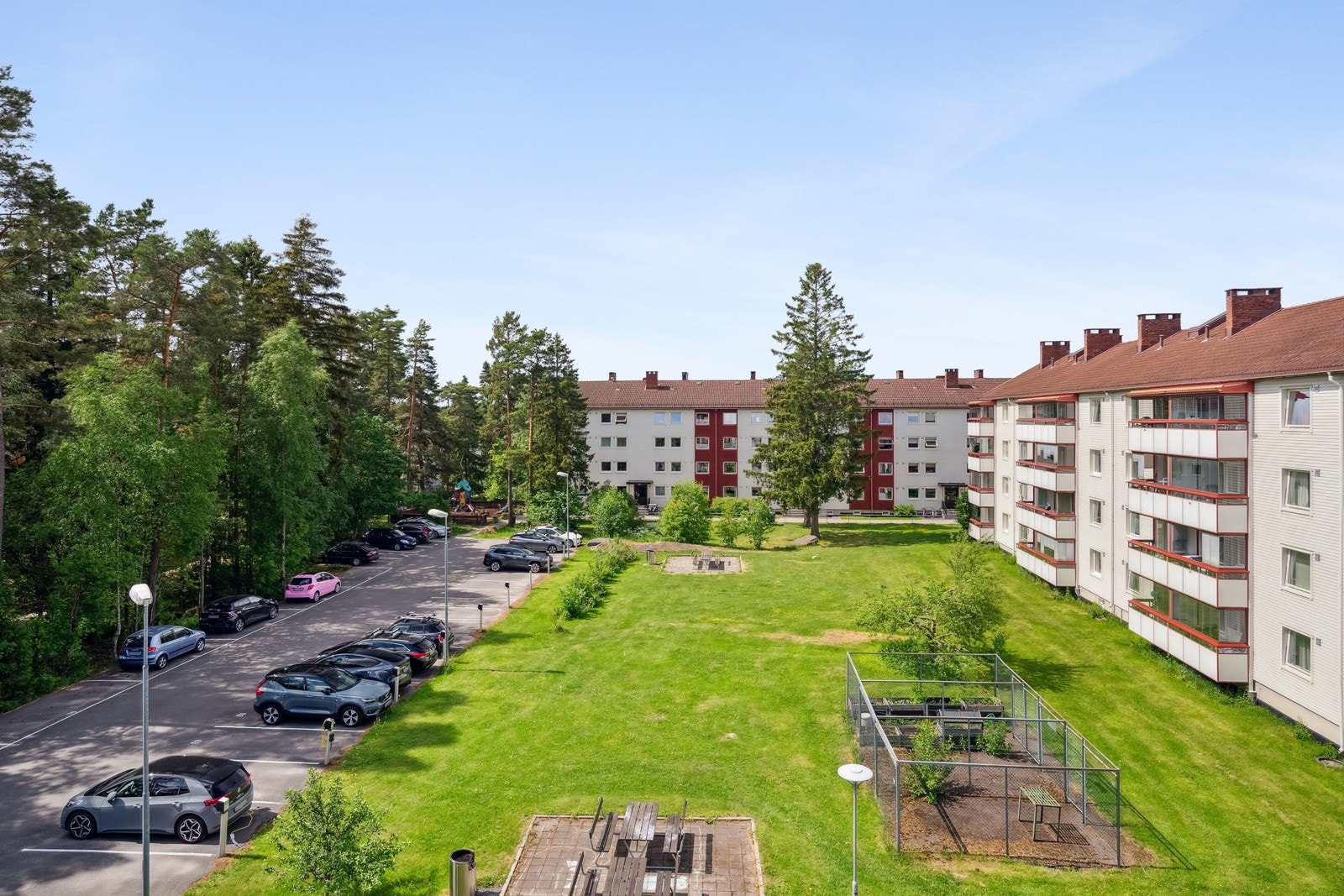 Utsyn fra balkong til nærområdet og fellesarealene Galleribilde