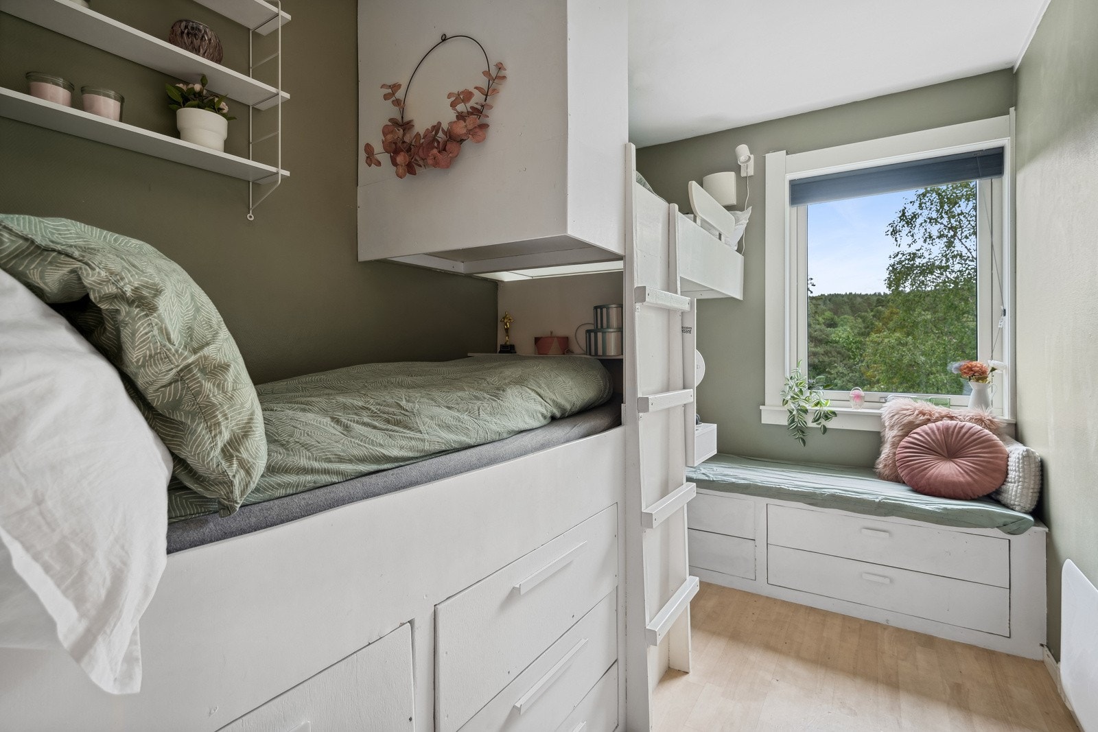 Soverom II - Godt soverom med plassbygde senger og skuffer Galleribilde