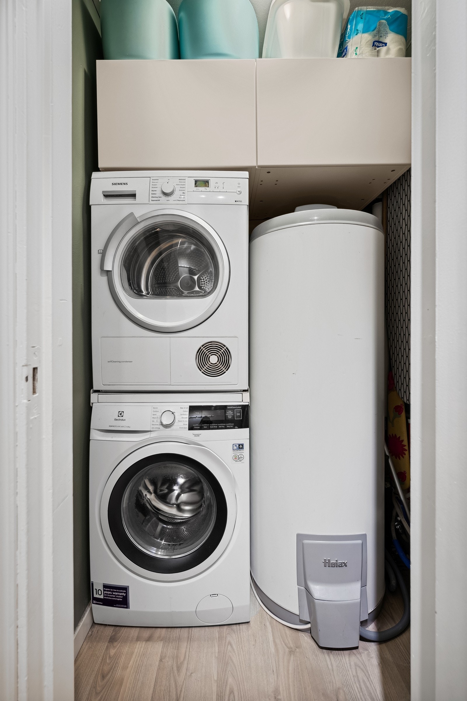 Innvendig bod som er tilrettelagt med vaskesøyle. Her har du plass for vaskemaskin og tørketrommel. Varmtvannsbereder på 300 liter Galleribilde