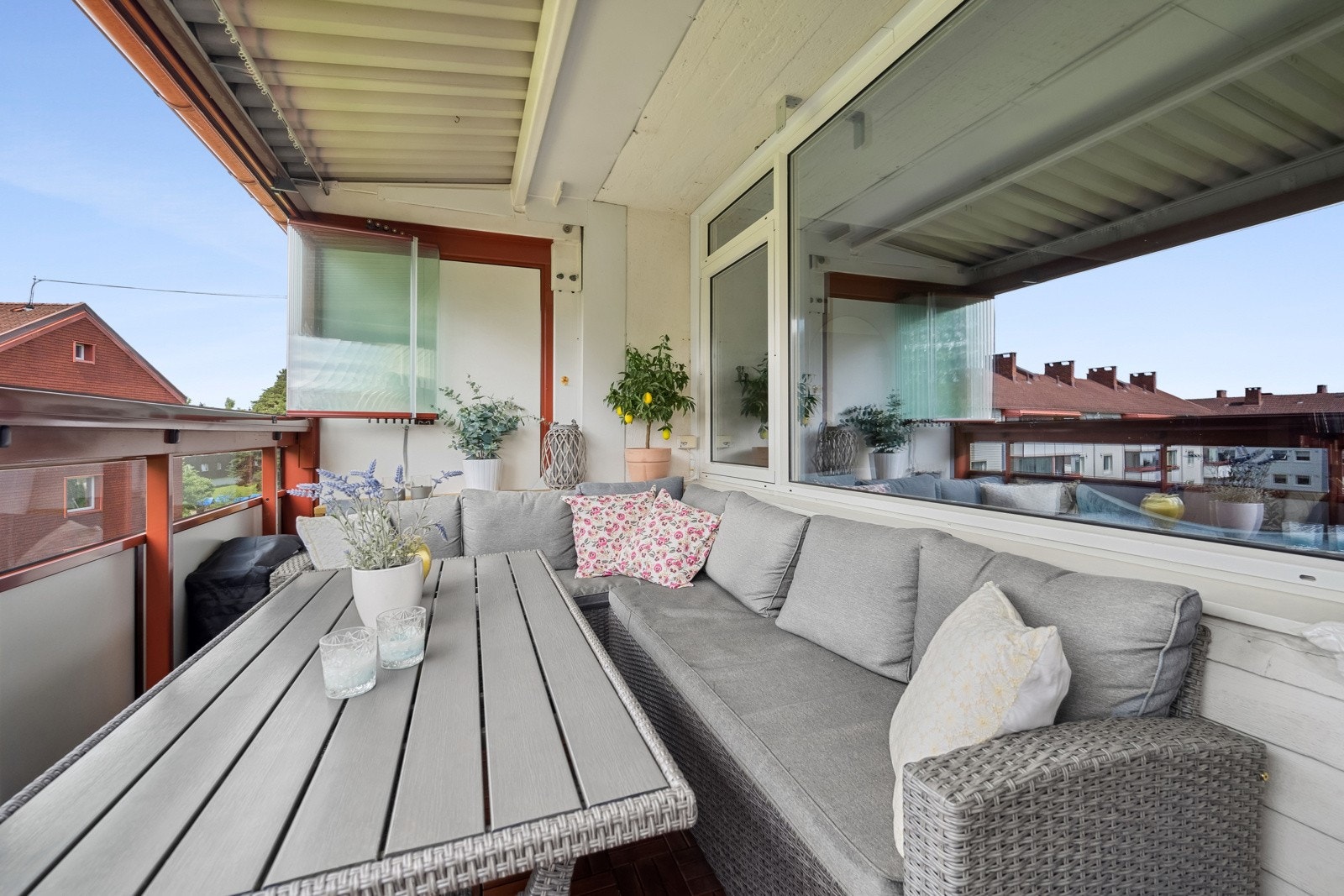 Sydvestvendt og innglasset balkong med svært gode solforhold Galleribilde