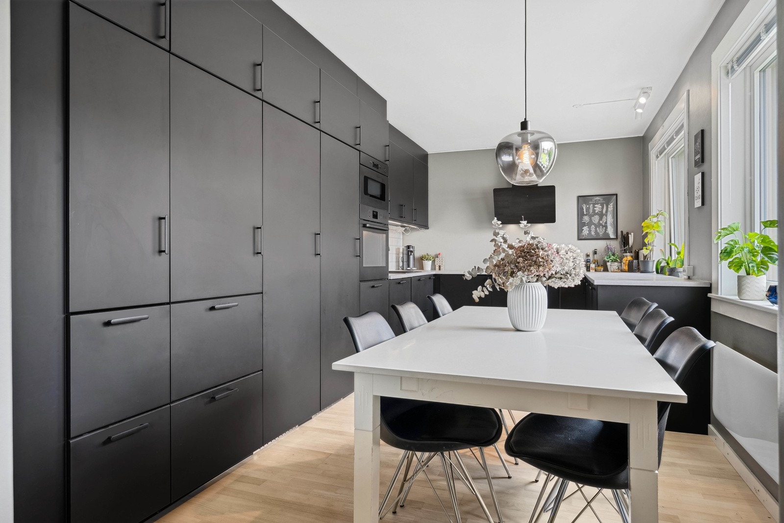 Kjøkken med ny innredning og integrerte hvitevarer Galleribilde