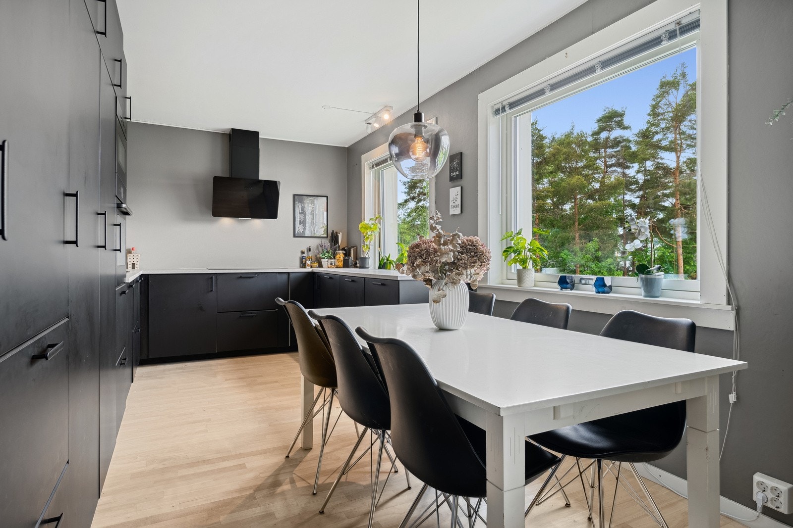 Lekkert kjøkken og flott spiseplass Galleribilde