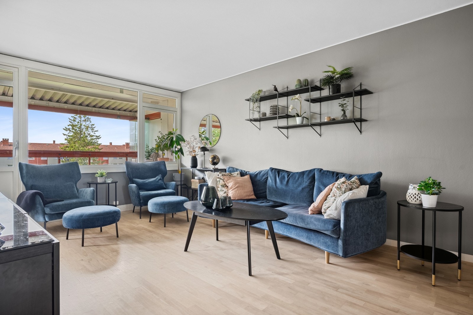 Stue med god plass for sofagruppe Galleribilde