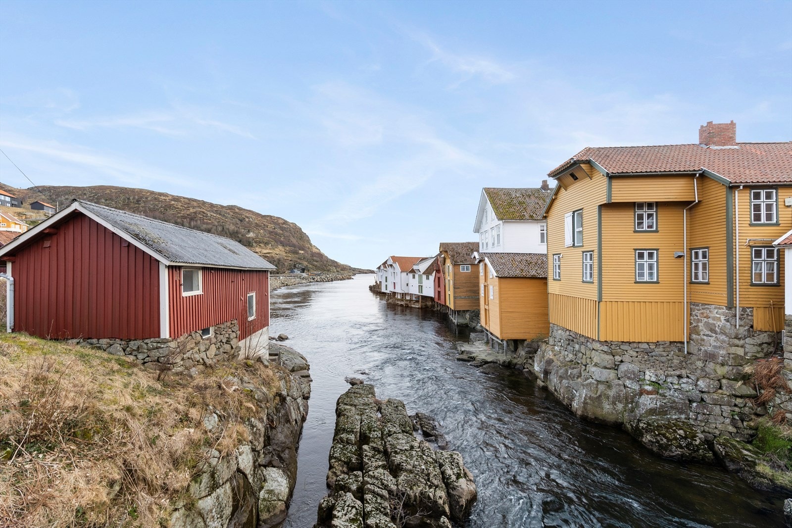 Fra eiendommen har du nærhet til lakseførende elv som også benyttes til andre aktiviteter som bading, padling osv. Galleribilde