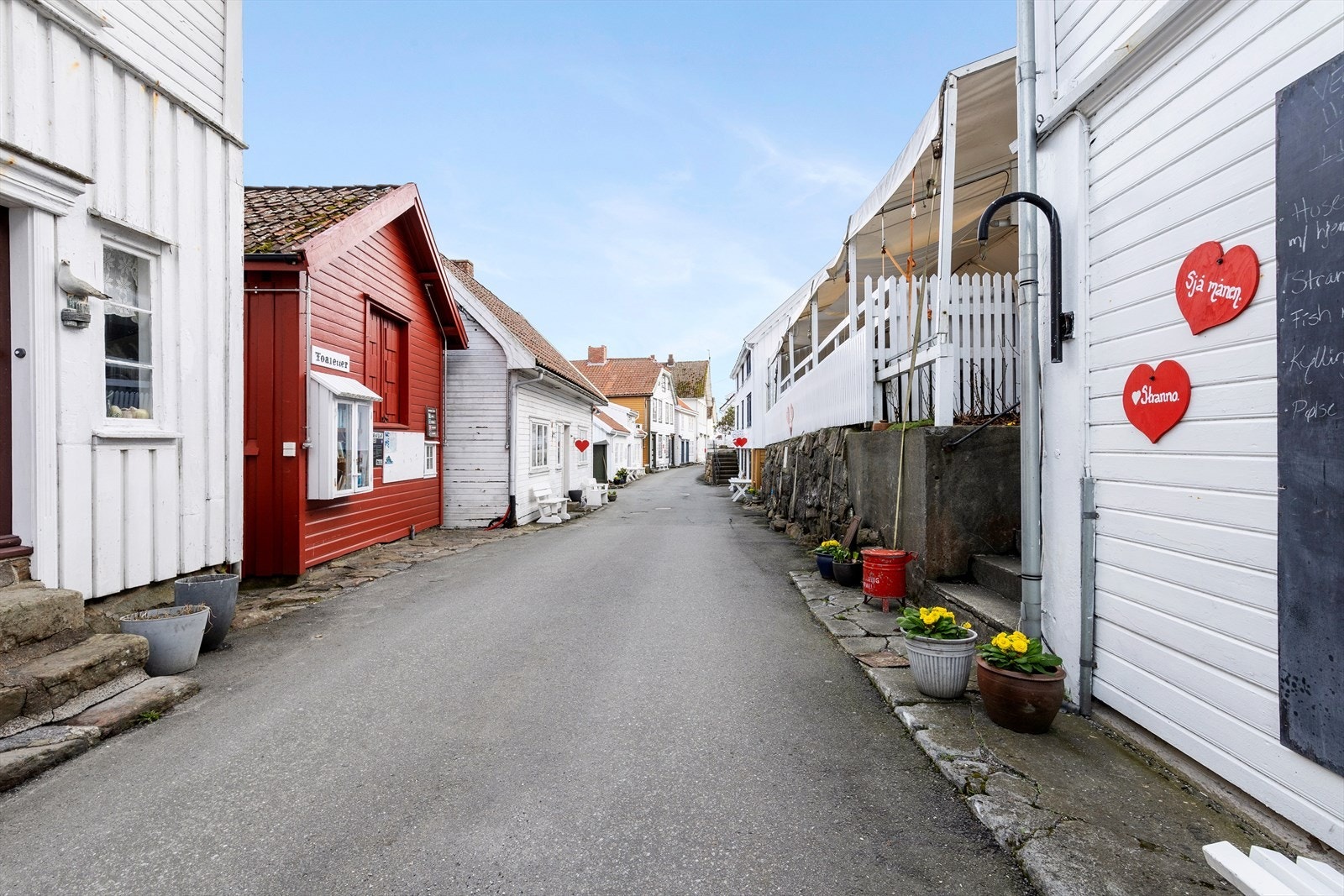 Fritidseiendommen ligger i idylliske Sogndalstrand i Sokndal kommune helt sør i Rogaland. Galleribilde
