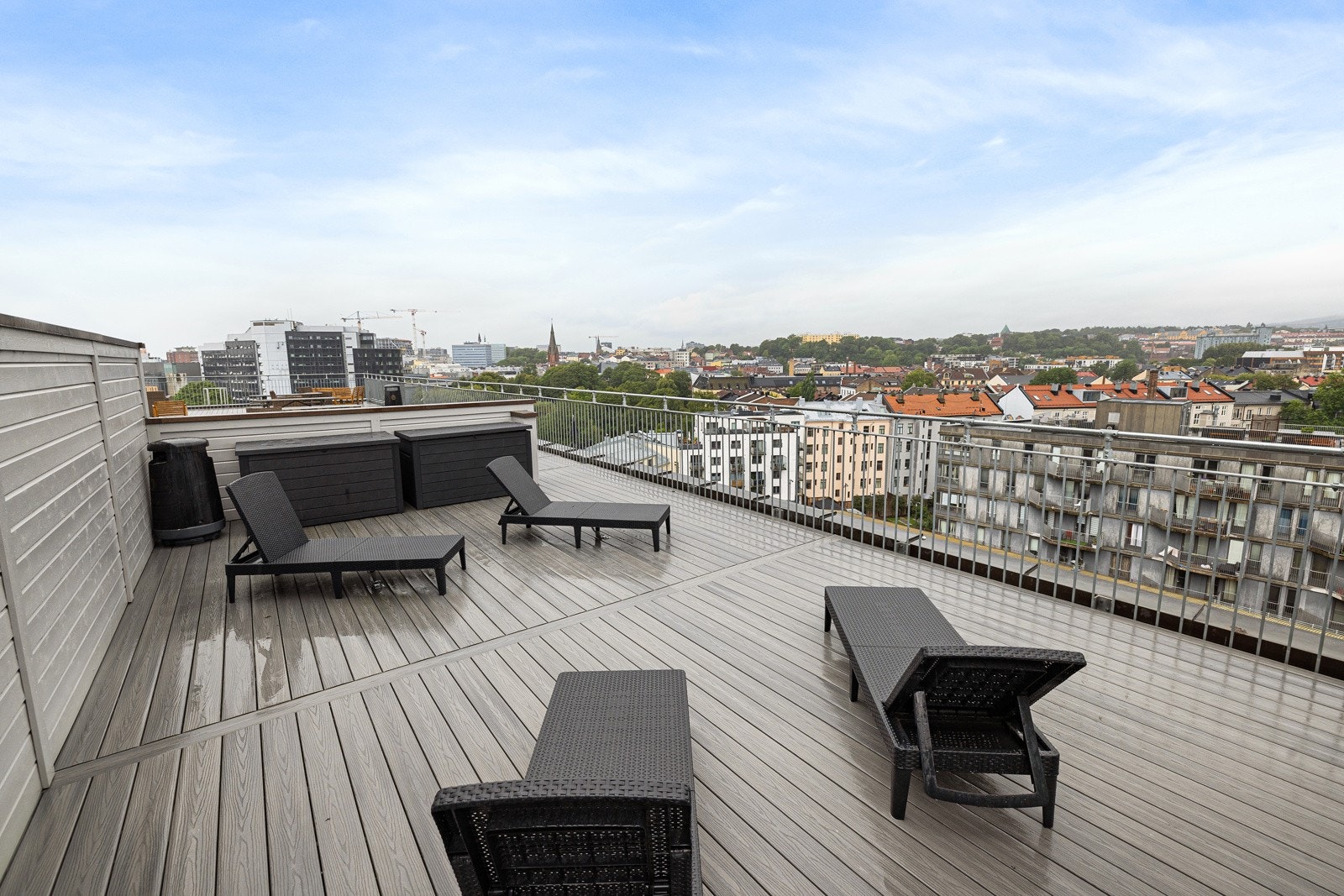 Borettslaget har en stor, felles takterrasse i 9. etasje med sol hele dagen! Galleribilde