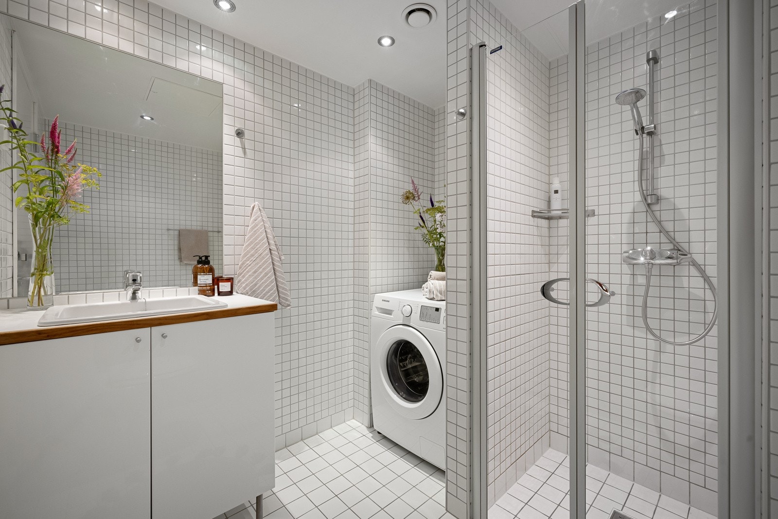 Det er opplegg til vaskemaskin i praktisk nisje. Om ønskelig er det plass til tørketrommel Galleribilde