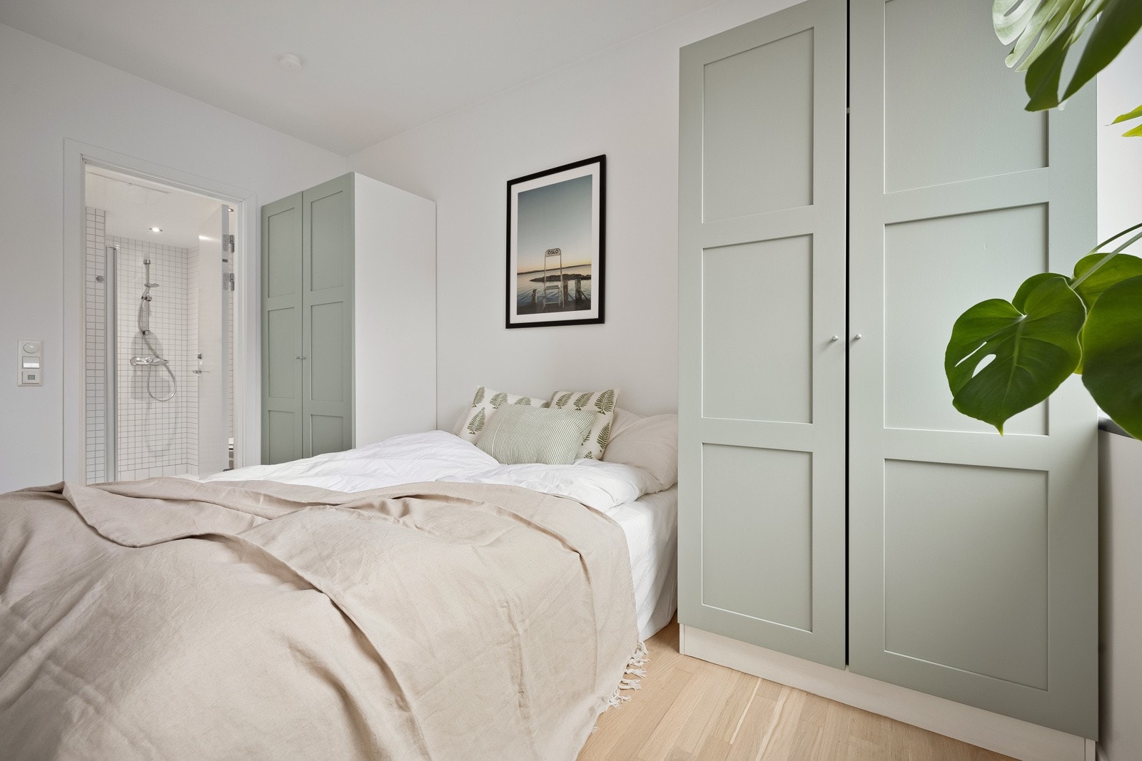 Soverom med plass til dobbeltseng. Begge garderobeskapene er blitt malt i samme farge som kjøkkeninnredning som gir et godt helhetsinntrykk Galleribilde