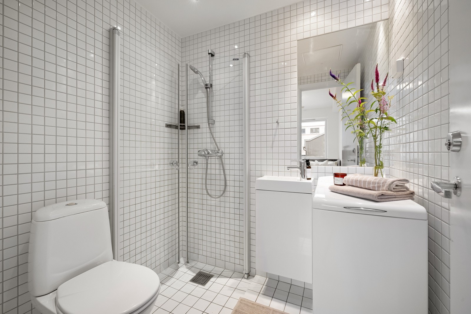 Baderom med opplegg for vaskemaskin Galleribilde