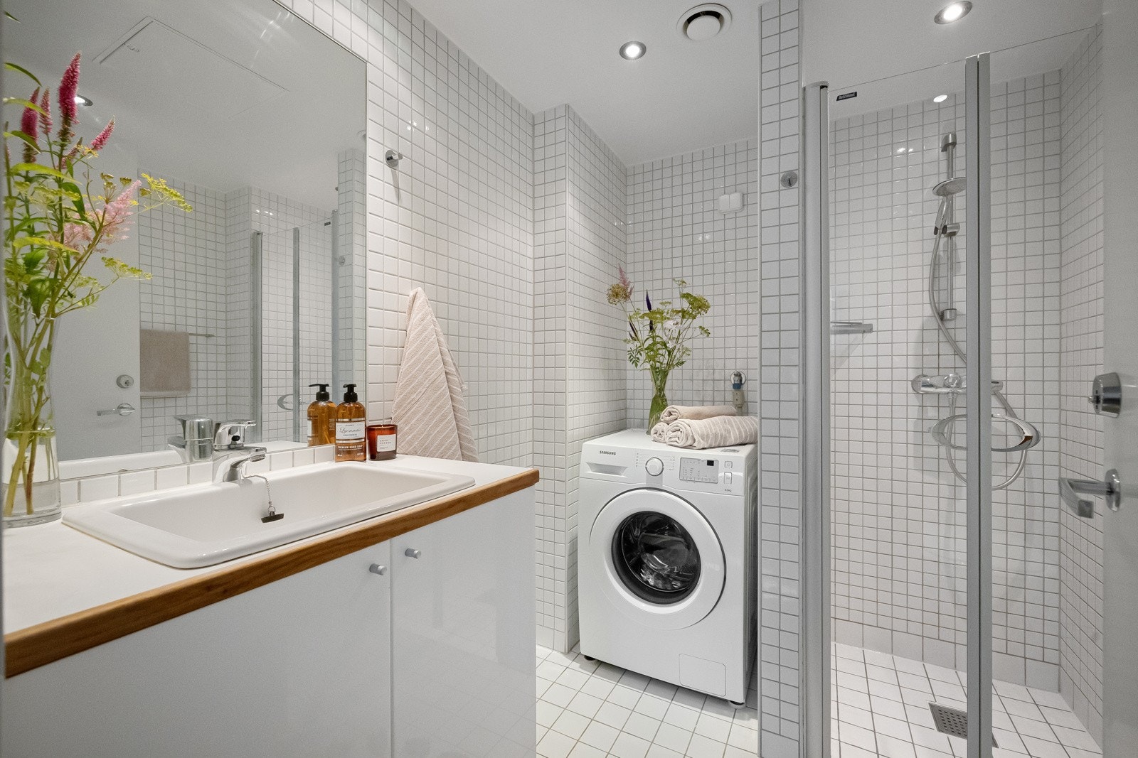 Baderom med behagelig gulvvarme i flisene og downlight belysning i himlingen Galleribilde