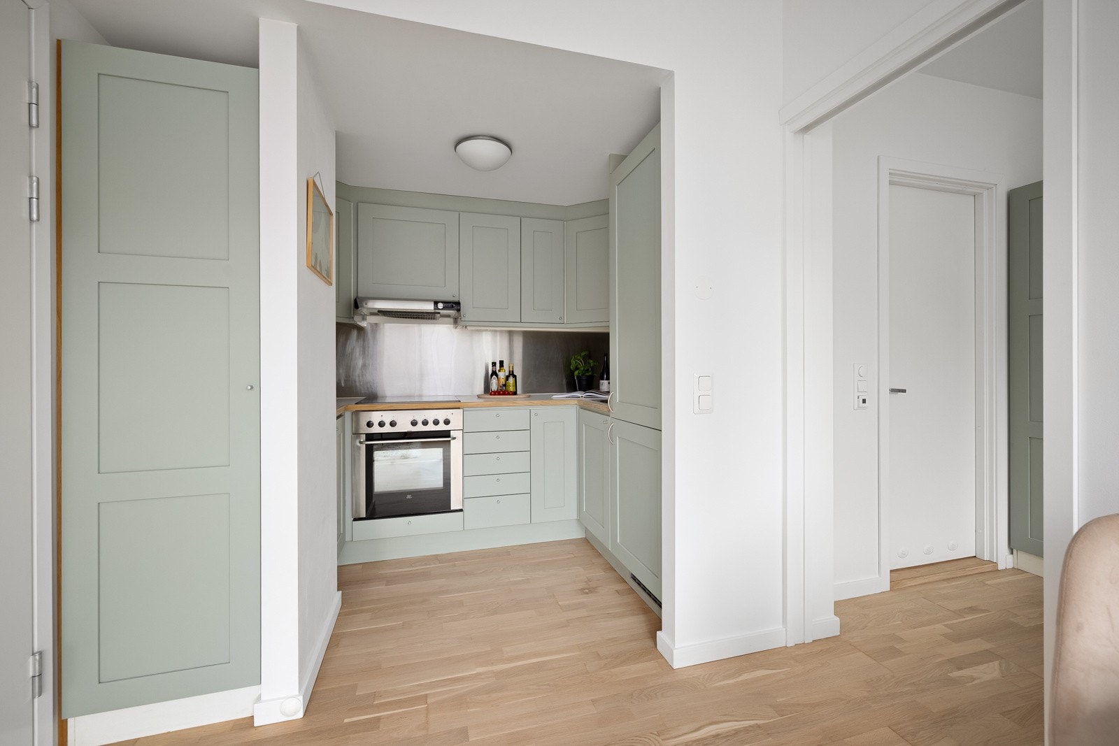 Stuen og kjøkkenet har åpen løsning. Kjøkkenfrontene er blitt malt i juli 2024 Galleribilde