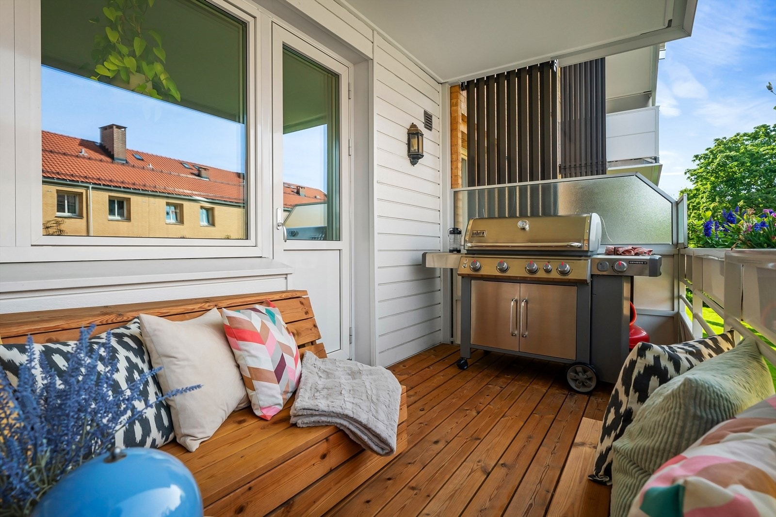 Selger opplyser om sol på balkongen midtsommerstid fra ca. 12:00-20:00. Balkongen måler ca. 7,5 kvm og har med andre ord god plass til utemøblement Galleribilde