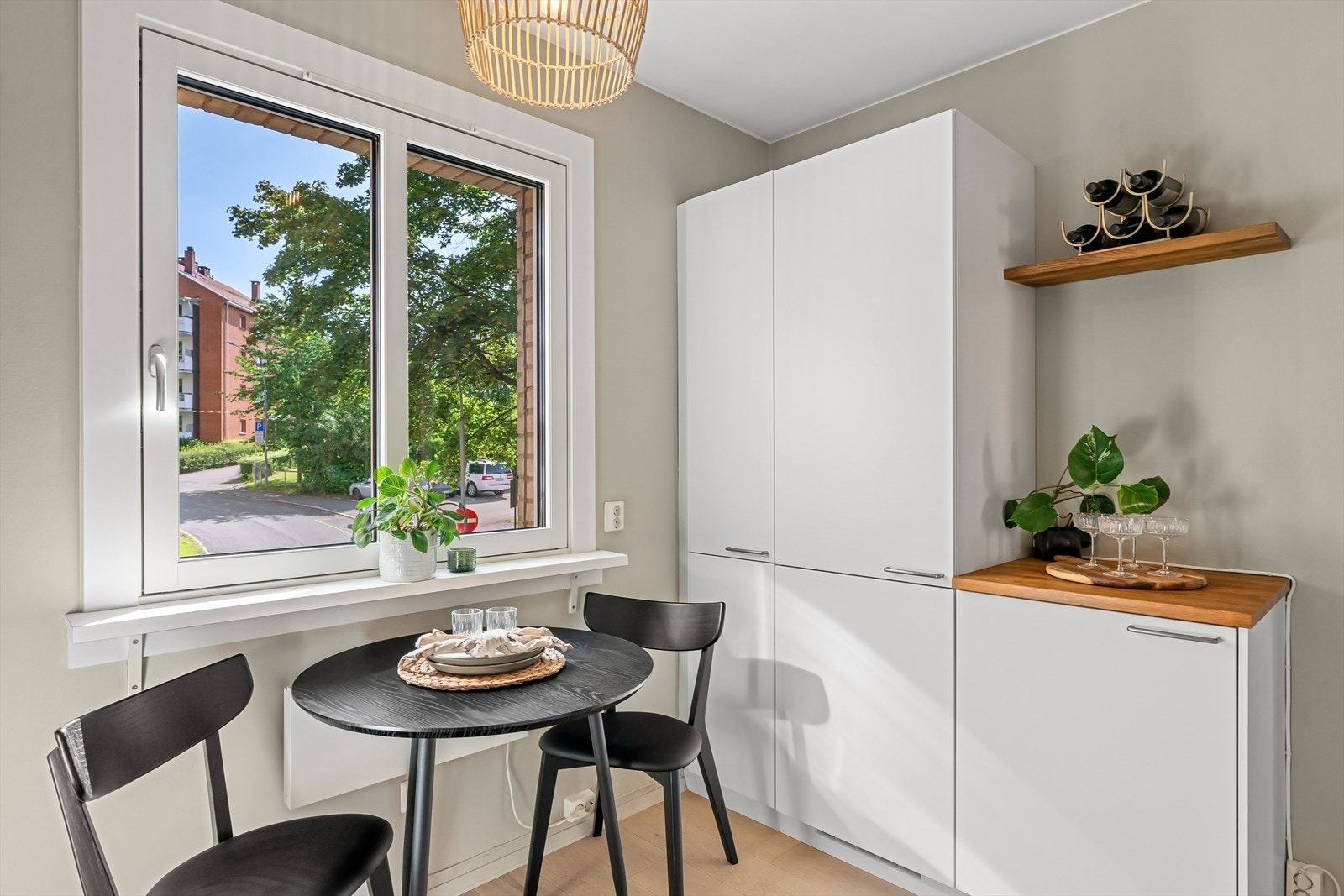 Plass til spisebord ved kjøkkenvinduet Galleribilde