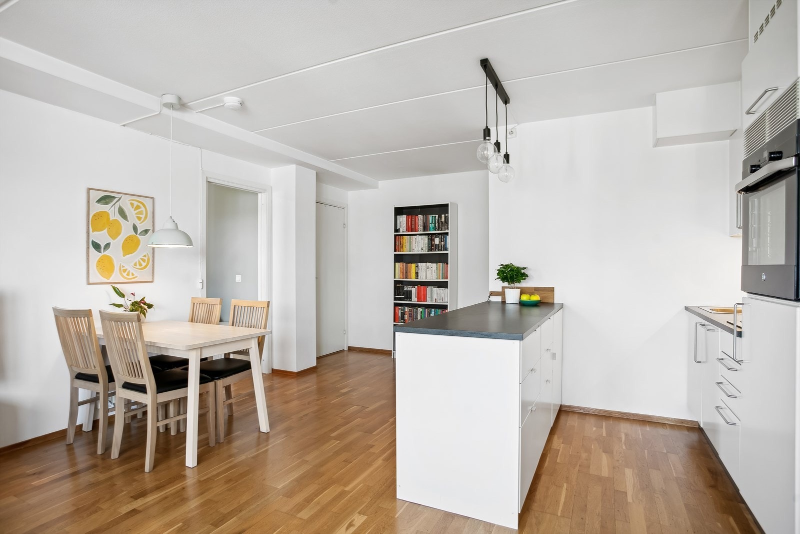 I tilknytning til kjøkkenet er det plass til egen spisegruppe. Galleribilde