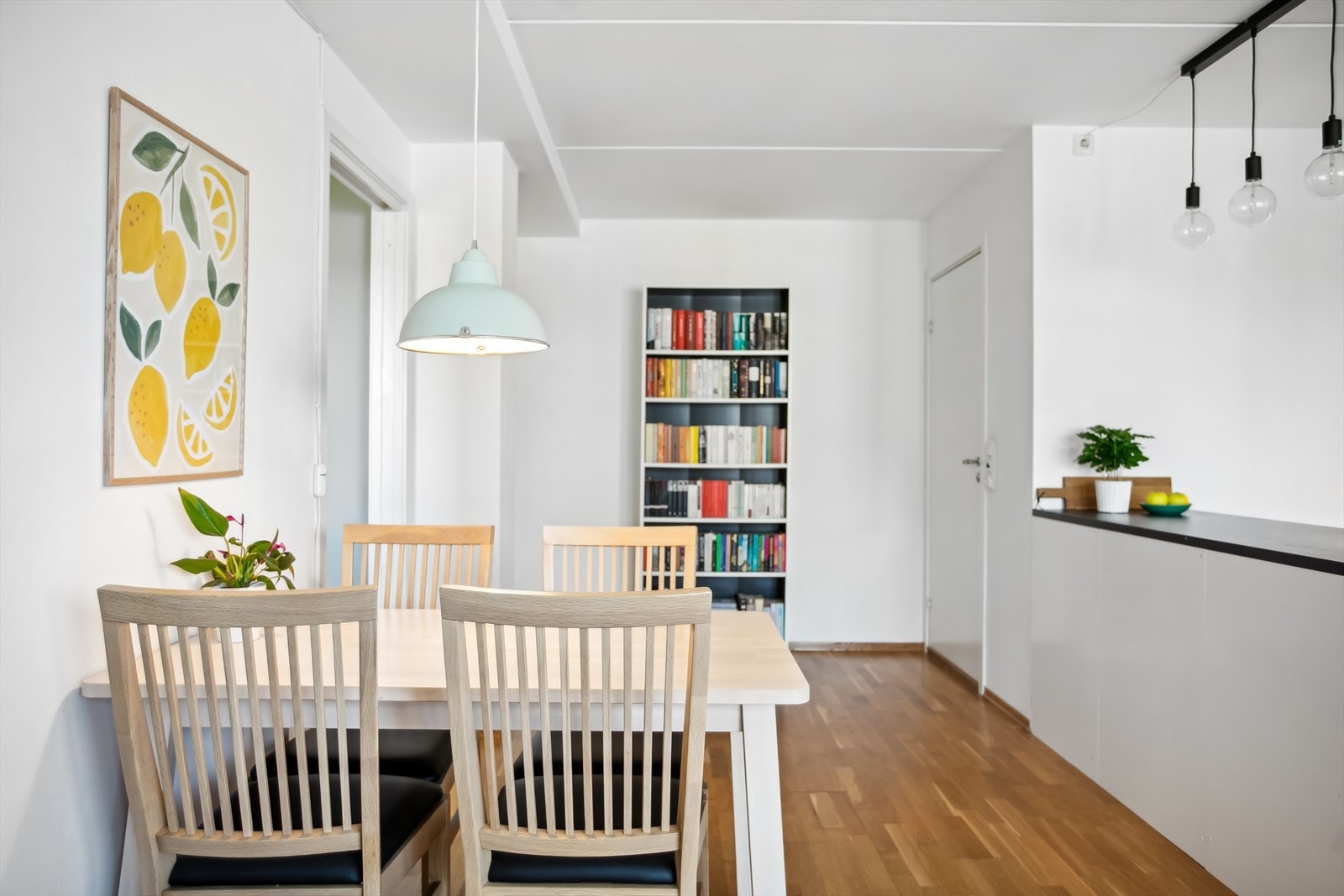 Leiligheten har trestavs eikeparkett og slette overflater. Galleribilde