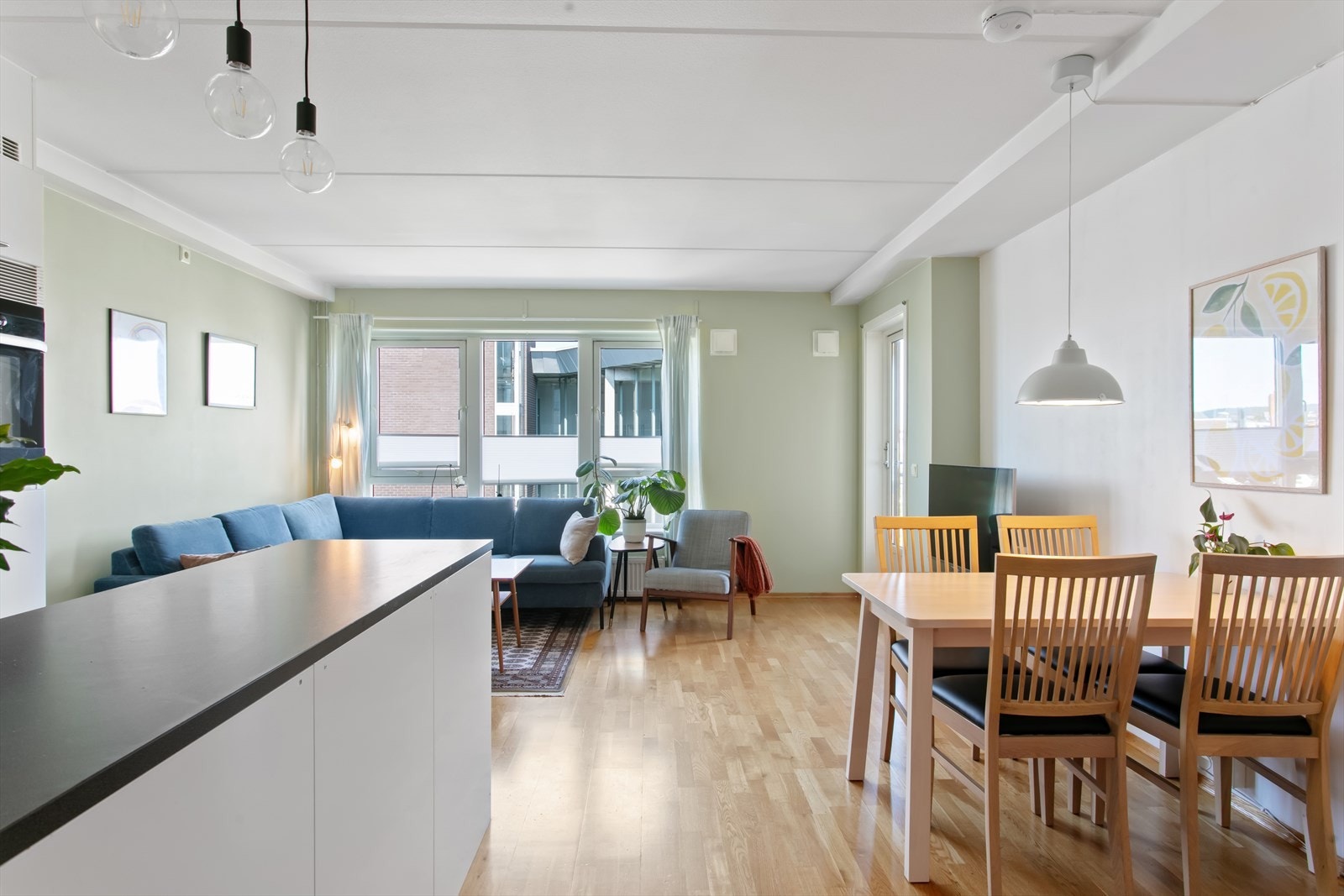 Store vindusflater slipper godt med lys inn i rommet og sørger for gode lysforhold. Galleribilde