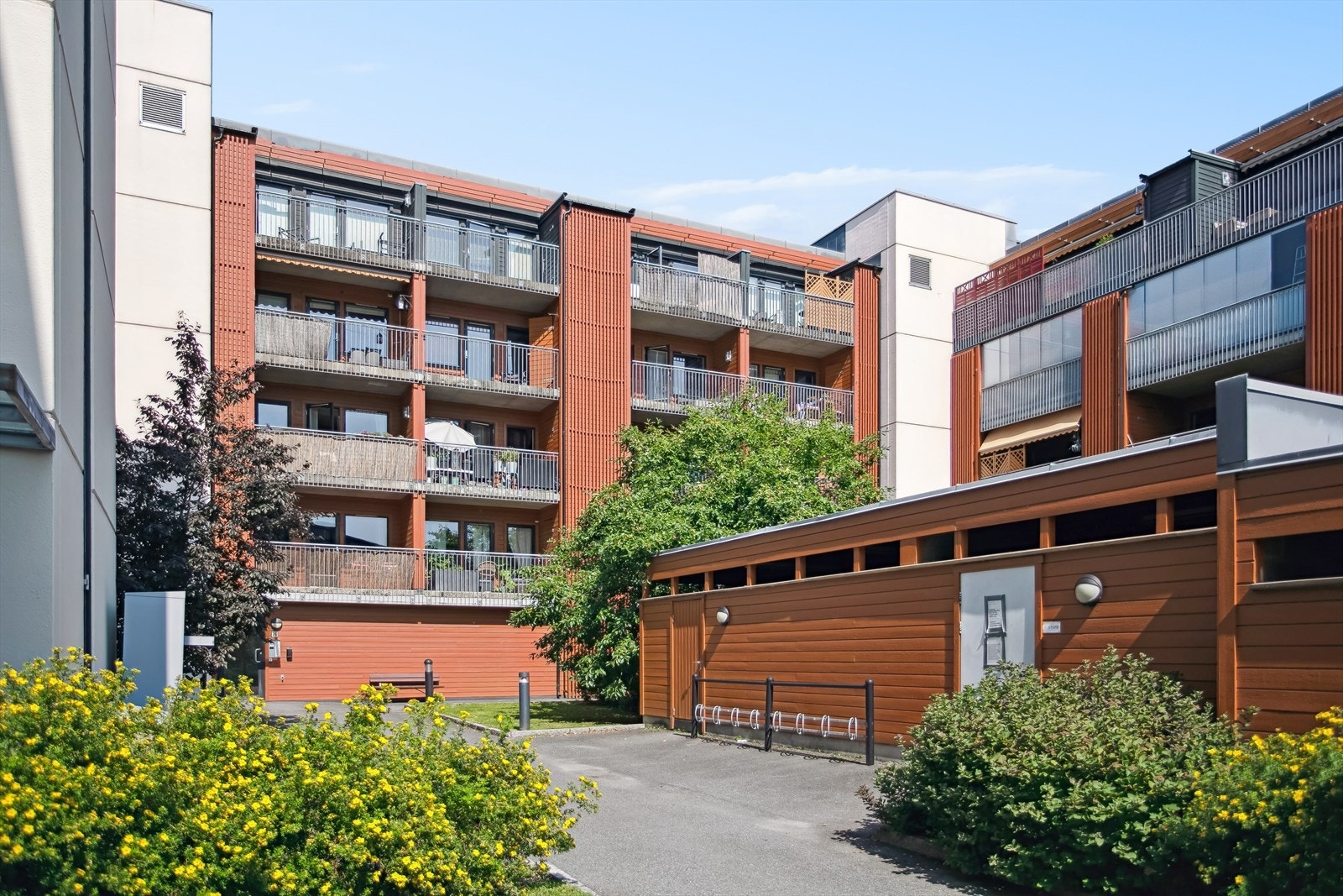 Beliggenheten er meget sentral og attraktiv, rett ved Lillestrøm stasjon, flere butikker, serveringssteder og servicetilbud. Toget tar deg til Oslo på 10 min - perfekt for pendlere! Galleribilde