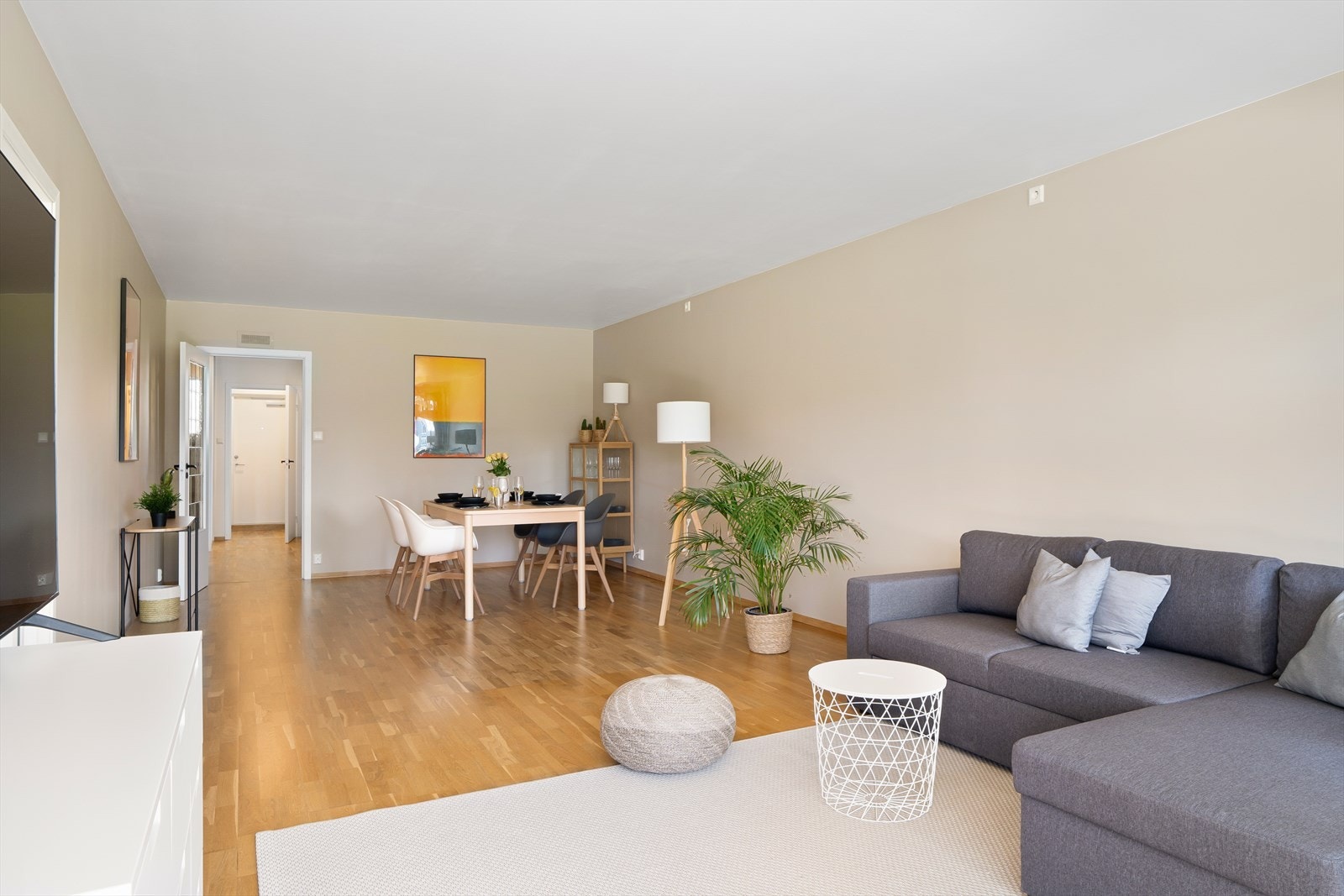 Her har man god plass til både sofagruppe og stort spisebord Galleribilde