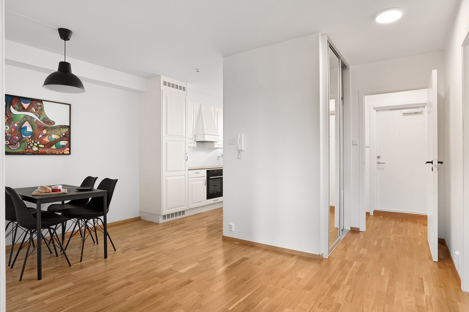 Kjøkken/allrom med god plass til spisebord eller liten sittegruppe Galleribilde