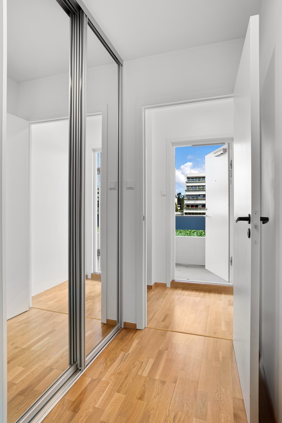 Entré med skyvedørsgarderobe Galleribilde