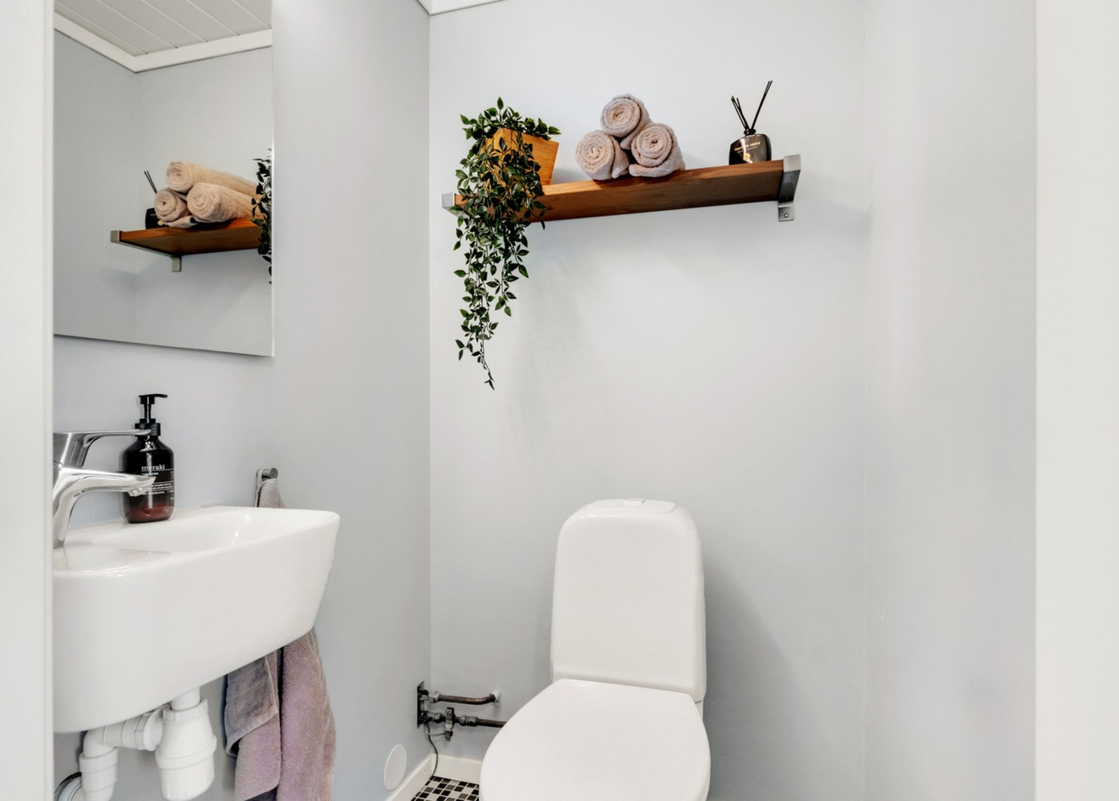 Vegg i vegg med badet finner vi toalettrommet. Galleribilde