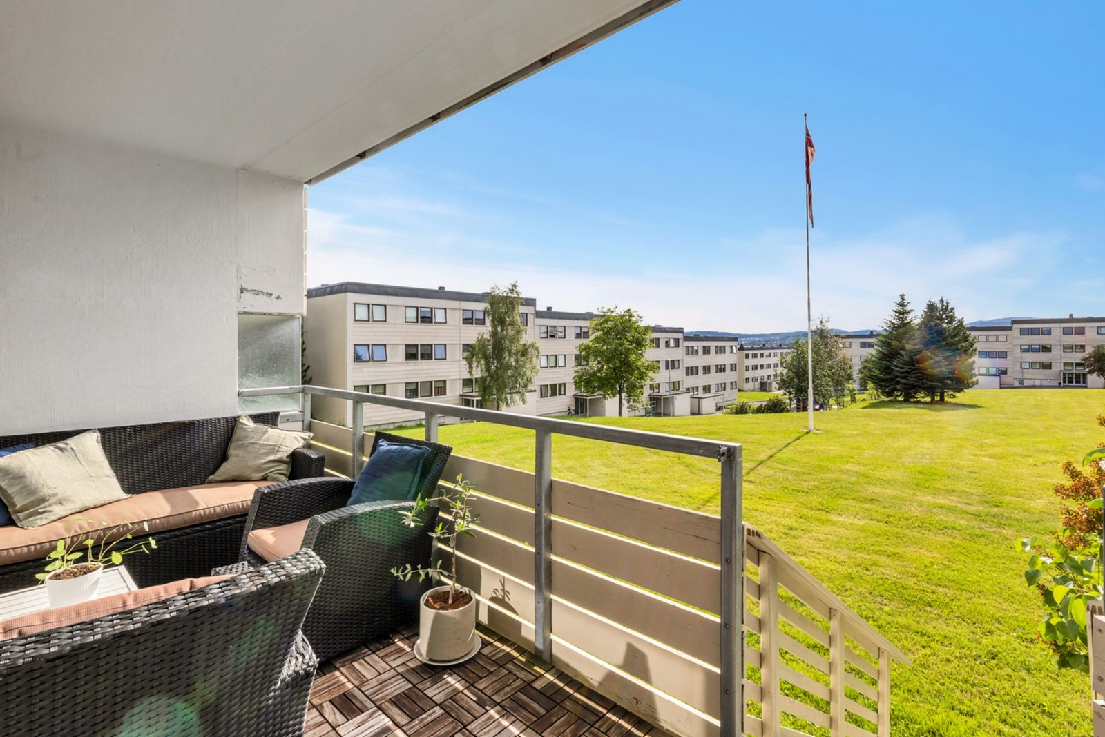 Fra balkongen er det direkte nedgang til flotte felles grøntareal. Galleribilde