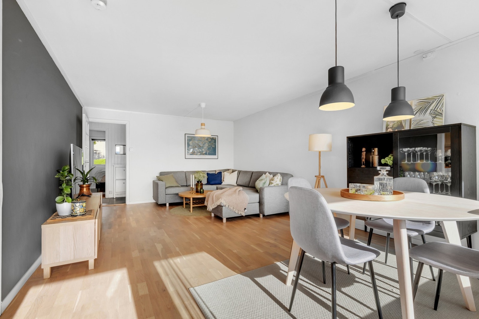 Lys og åpen stue på hele 25 m² gir flere gode møbleringsmuligheter. Galleribilde