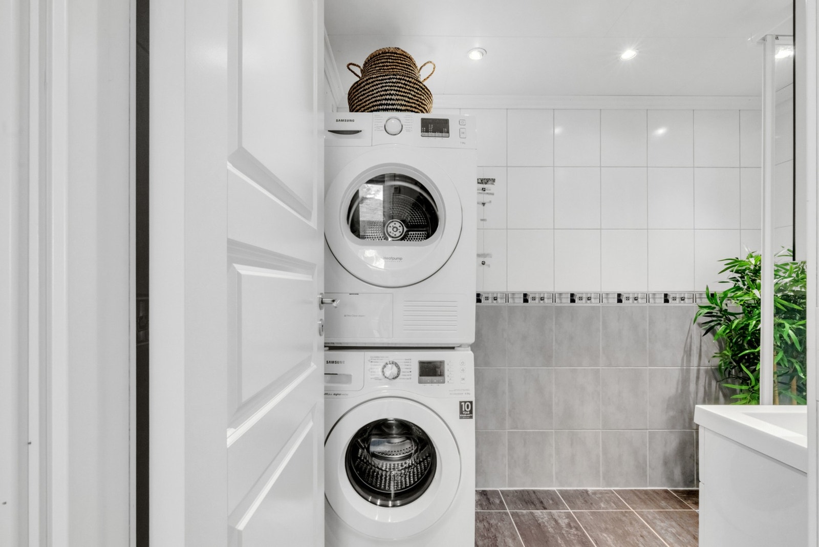Det er opplegg for vaskemaskin og tørketrommel på badet. Galleribilde