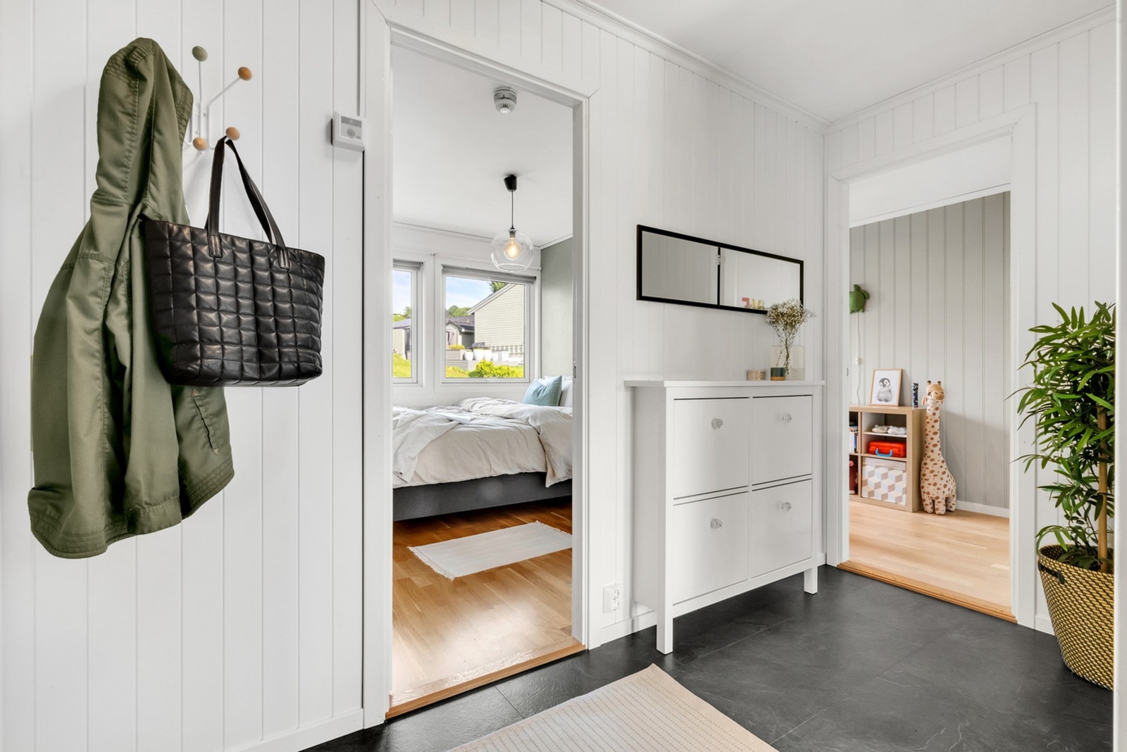 Fra entreen har man tilgang til boligens soverom. Galleribilde
