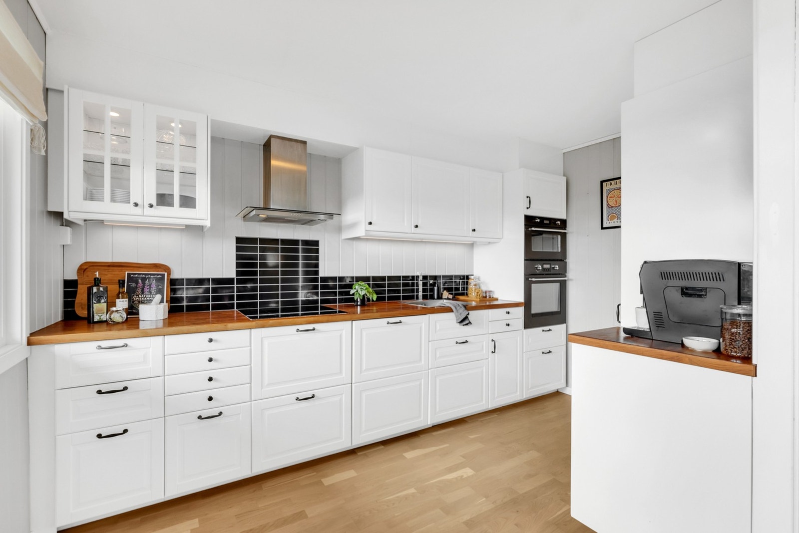 Pent og lyst kjøkken fra 2010 som har fått TG1 fra takstmann. Galleribilde