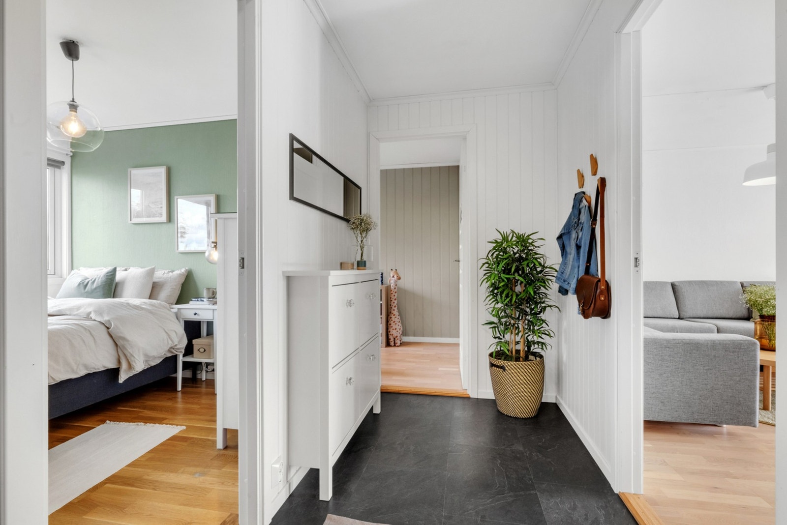 Flislagt entre på hele 5,5 m² med god plass til sko- og klesoppheng. Galleribilde