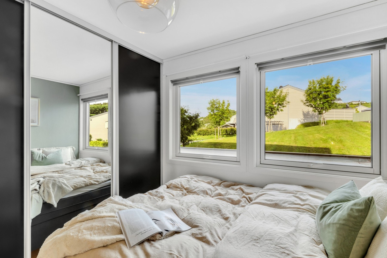 Soverommet er utstyrt med en praktisk skyvedørsgarderobe som medfølger handelen. Galleribilde