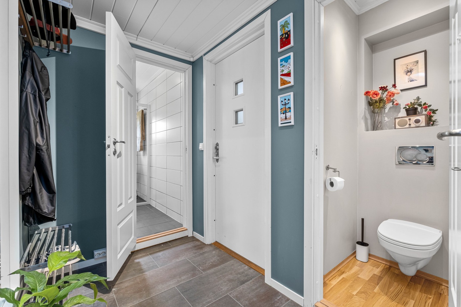 Herfra er det direkte tilgang på bad og separat toalettrom. Galleribilde