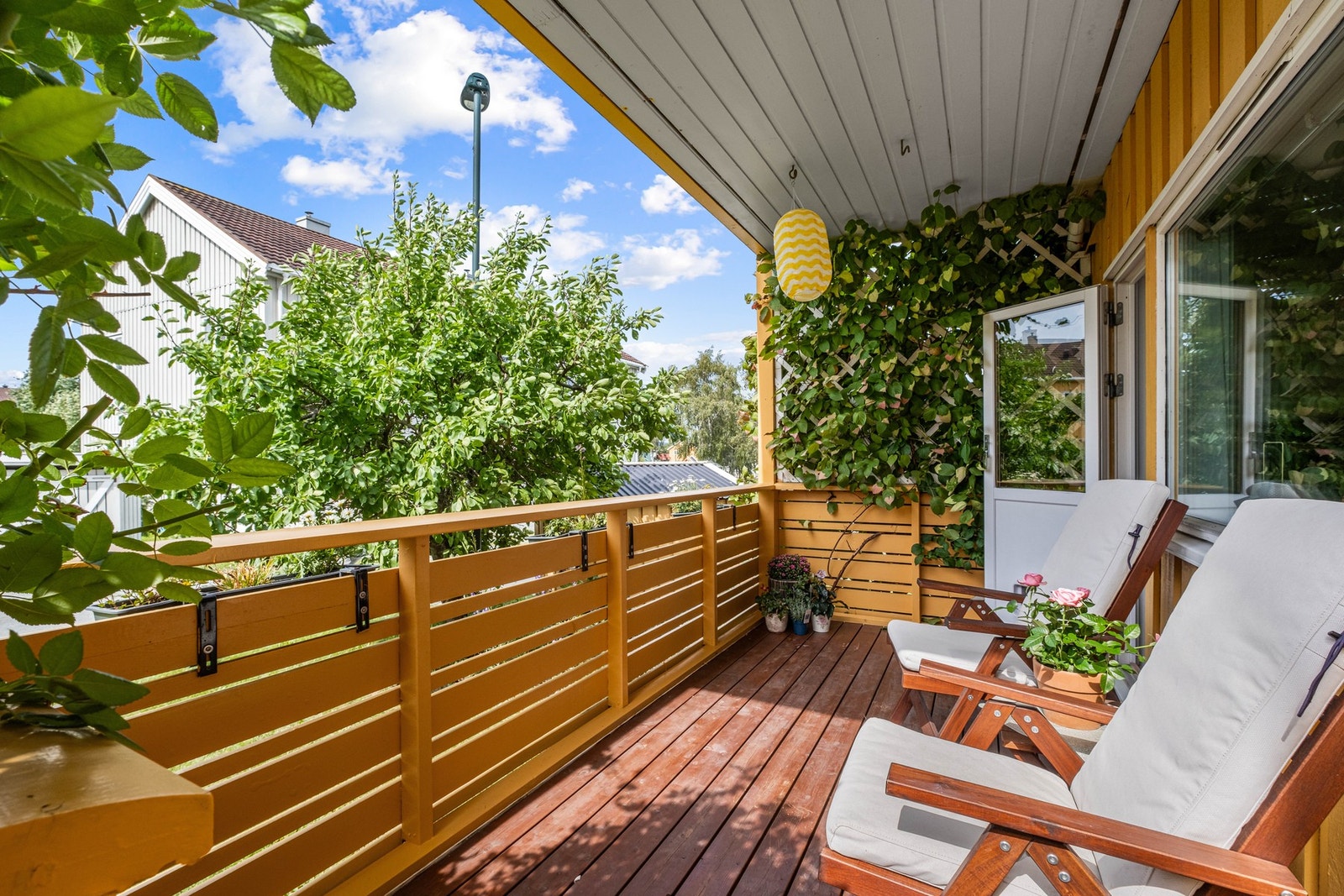Leiligheten har en herlig, vestvendt veranda og terrasse på til sammen 15 kvm. Galleribilde