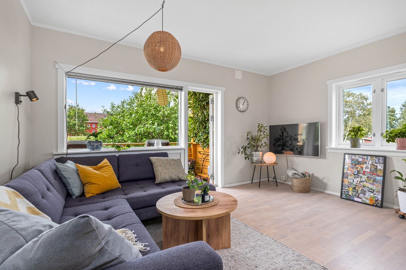 Store vinduer på to sider av rommet sørger for mye gjennomlys og god atmosfære. Galleribilde