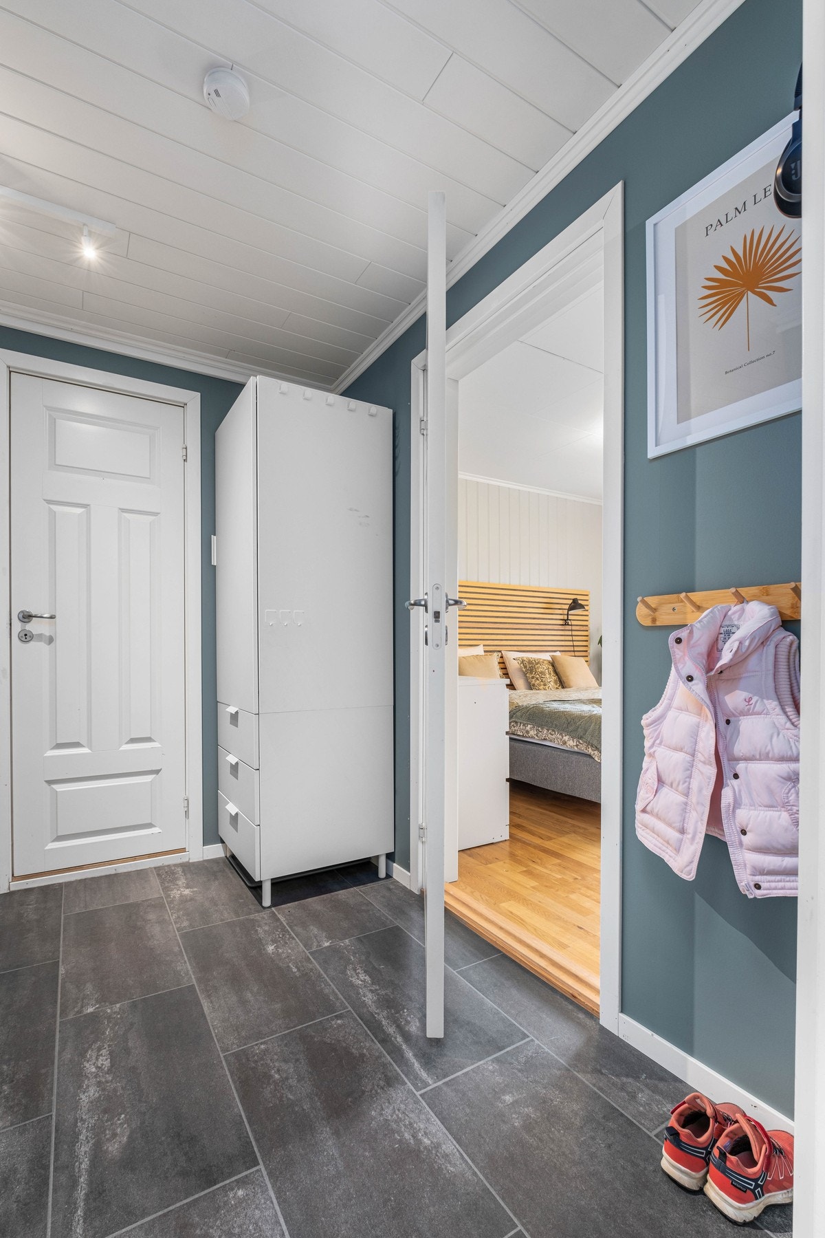 Innbydende entré med plass til oppbevaring av sko og yttertøy. Galleribilde