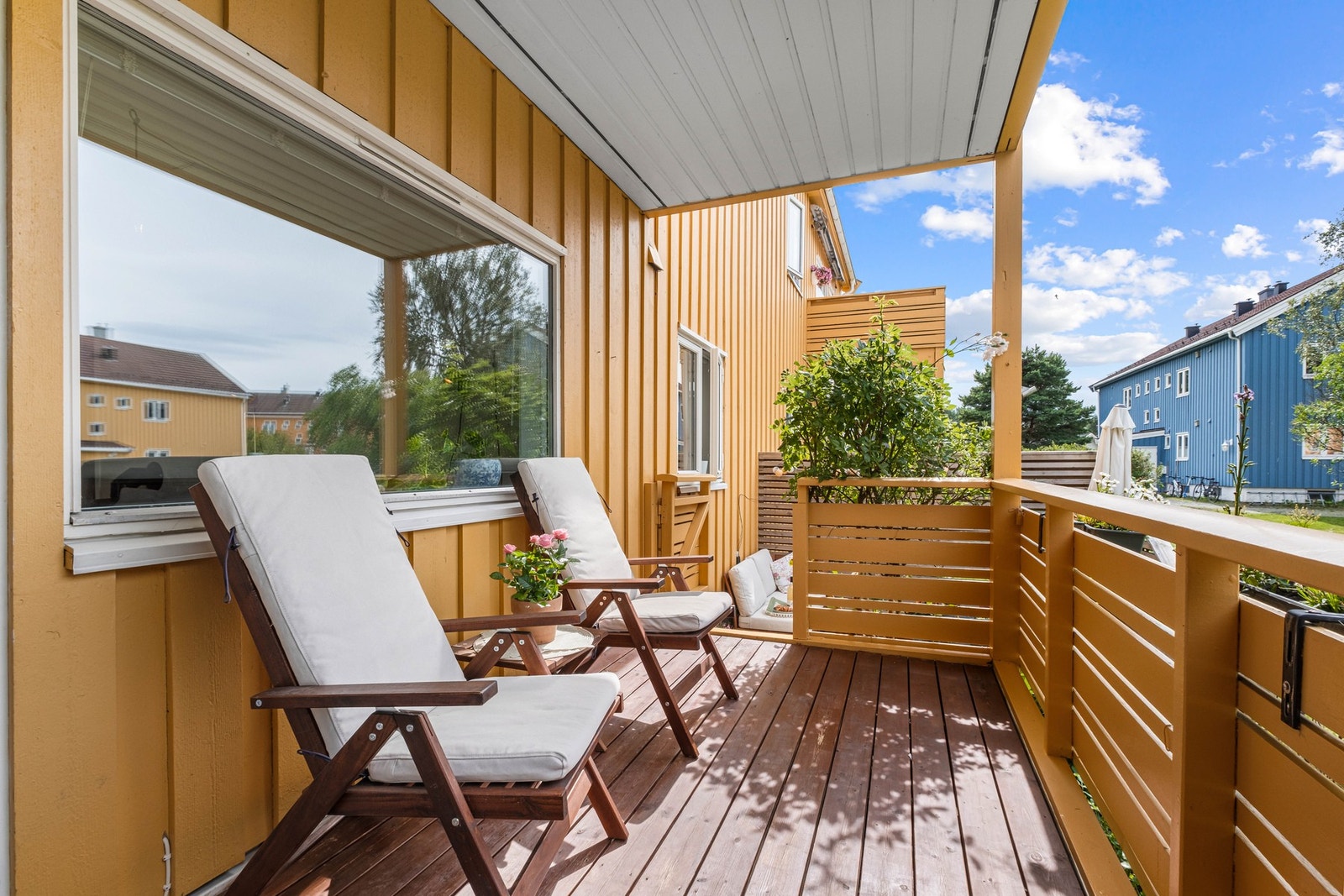 Uteplassen blir en fin forlengelse av stuearealet på sommerhalvåret. Galleribilde