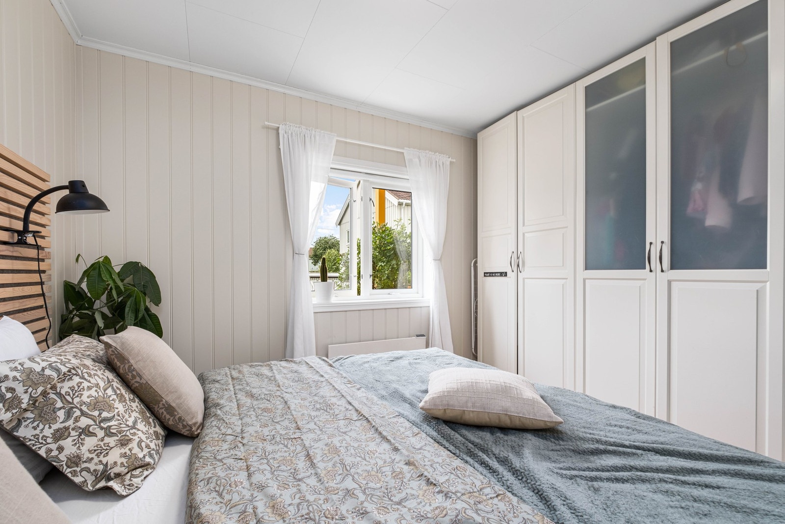 God oppbevaringsplass i garderobeskap. Galleribilde