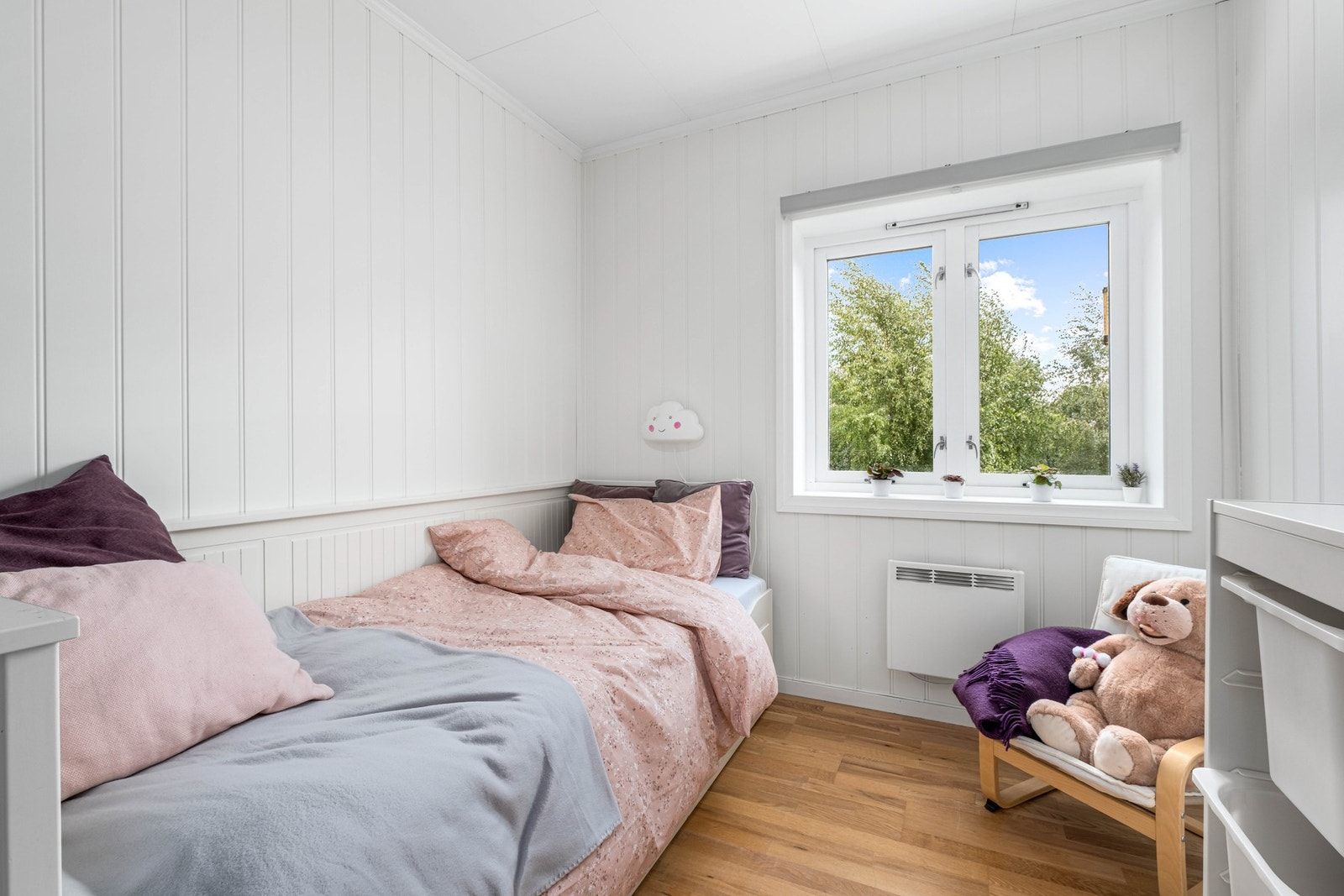 Soverommet har god plass til både seng, klesoppbevaring og skrivepult. Galleribilde