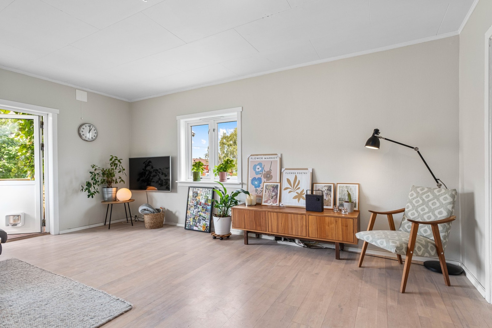 Leiligheten har en delvis åpen stue-/kjøkkenløsning på 21,5 kvm og utgang til veranda, terrasse og hage. Galleribilde
