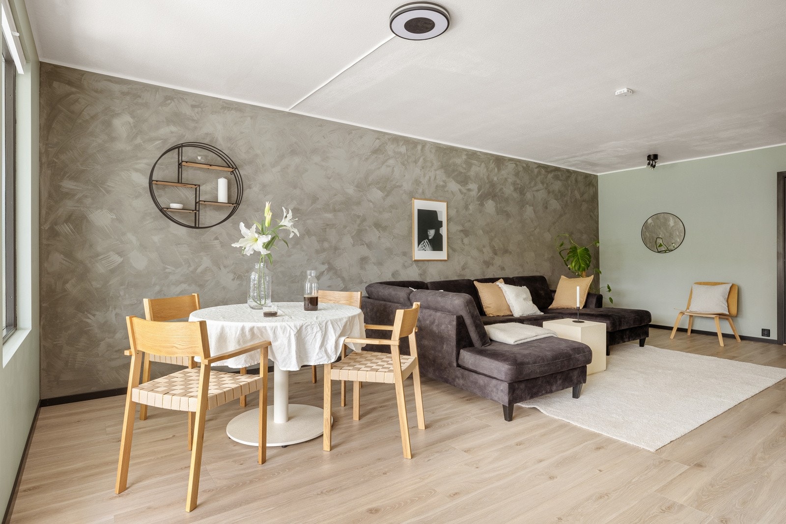 Her er det god plass til både sofagruppe, spisebord, og ønskelig møblement! Galleribilde