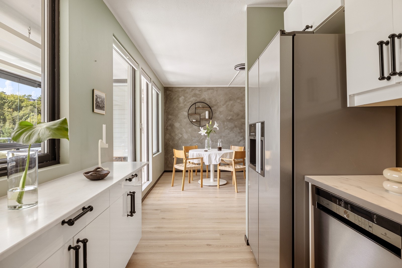 Kjøkkenet har en delvis åpen løsning med stuen. Galleribilde