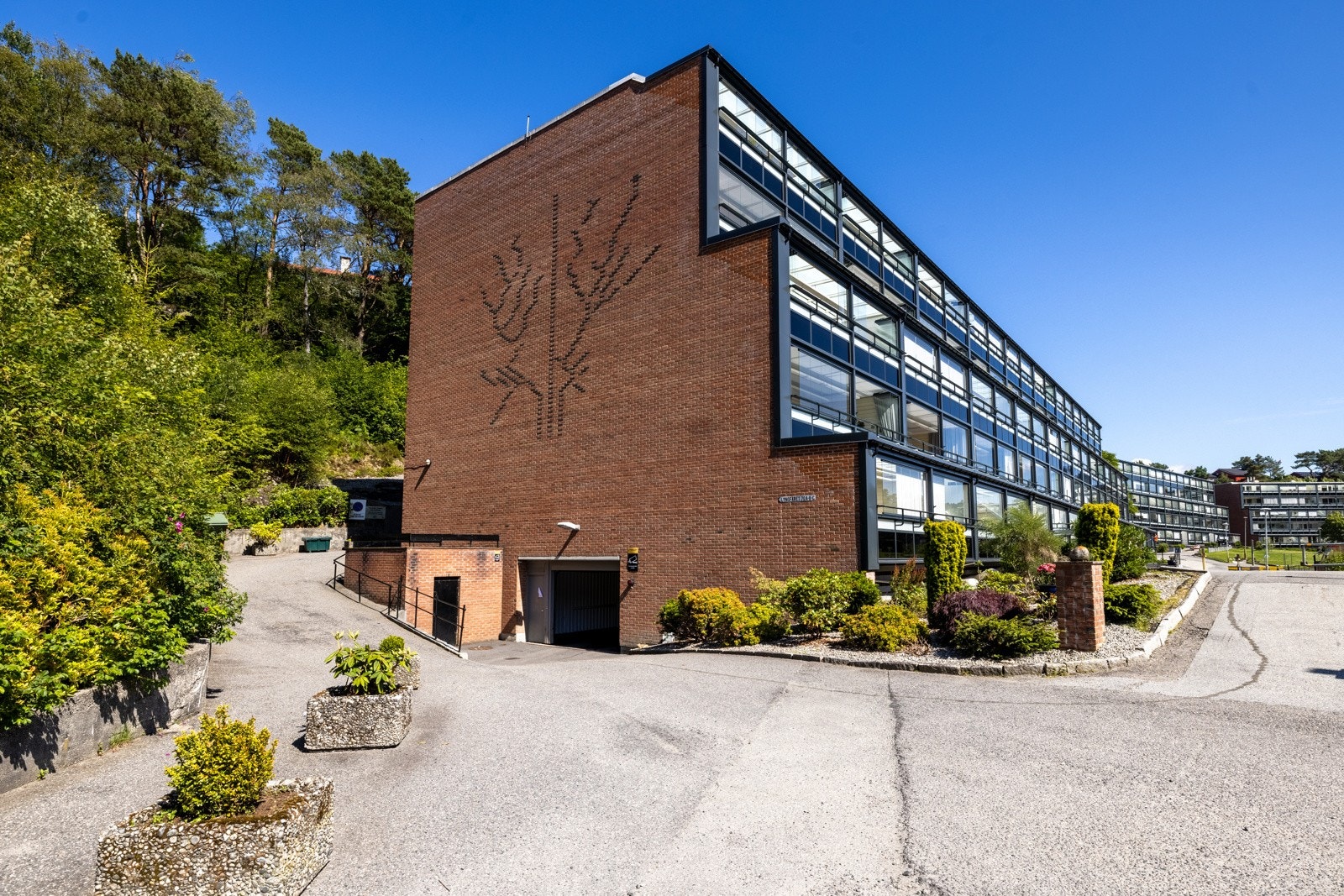 Inngang til felles lukket garasjeanlegg, det er også god plass til gjester ved fotballbanen. Galleribilde