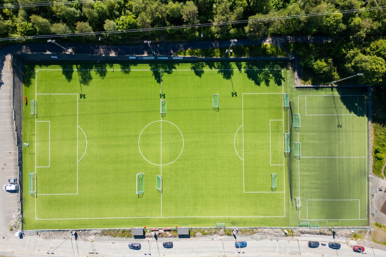 Fotballbanen er like ved leiligheten. Galleribilde
