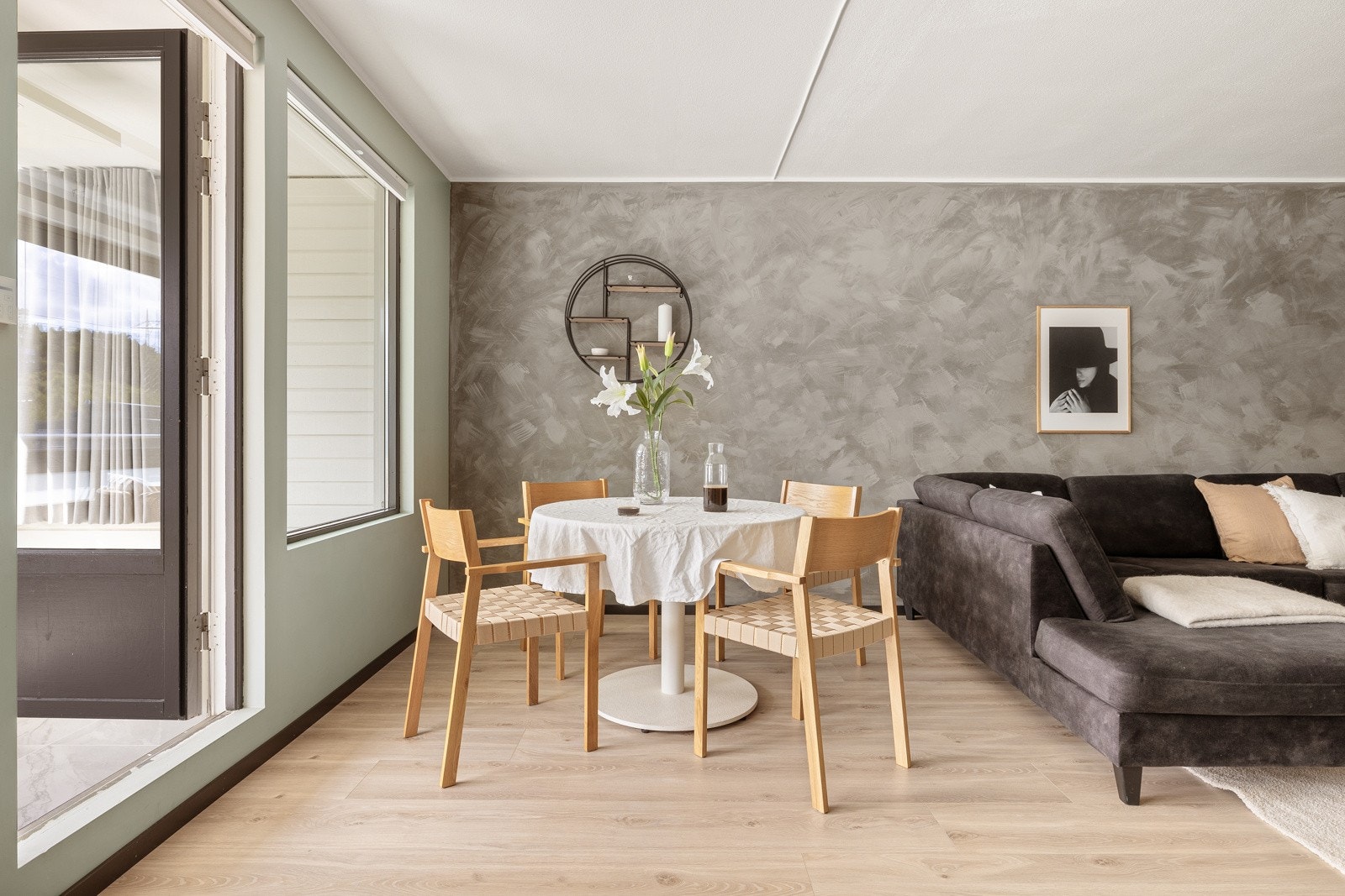 Fra stuen har du utgang til den solrike balkongen. Galleribilde