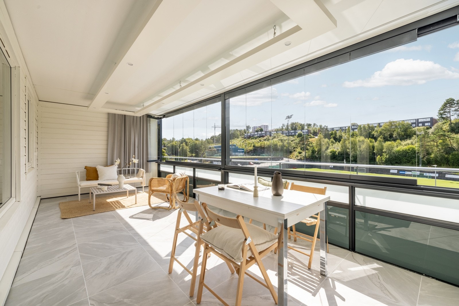 Dette er en lekker 4-roms leilighet med høy standard, og fantastiske solforhold! Galleribilde